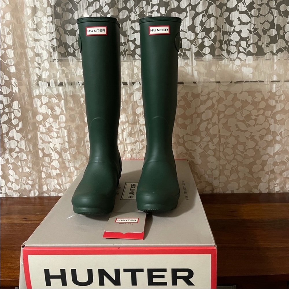 Hunter boots! Women’s size 10. Never worn and brand new with tags.
